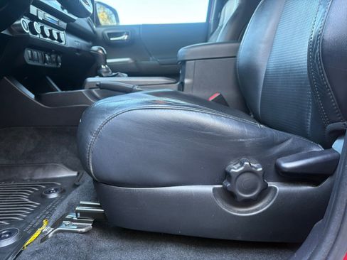 Used 2019 Toyota Tacoma TRD Sport image 13