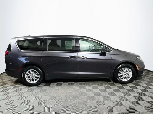 Used 2023 Chrysler Pacifica Touring-L FWD image 8