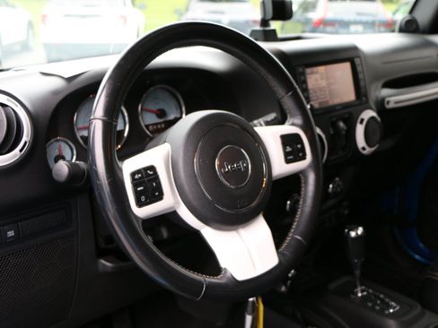 Used 2014 Jeep Wrangler Unlimited Sahara AWD/4WD image 14