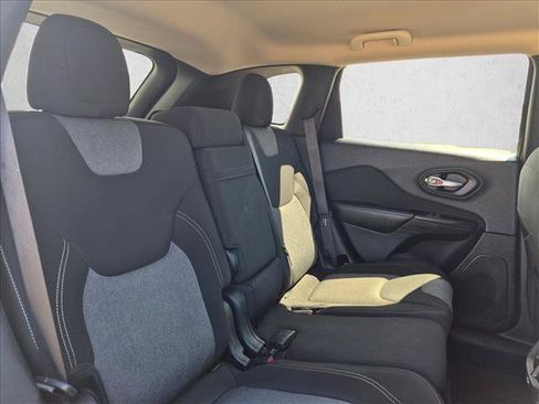 Used 2014 Jeep Cherokee Latitude FWD image 23