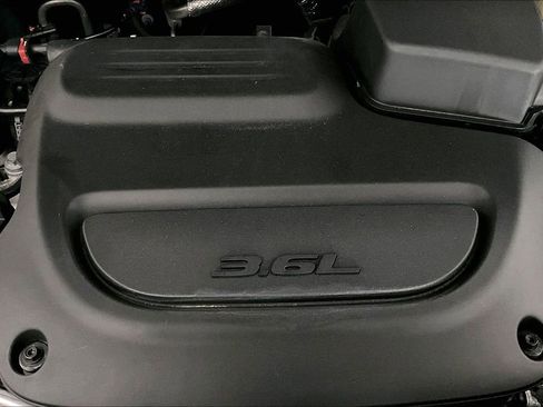 Used 2021 Chrysler Pacifica Touring-L image 28