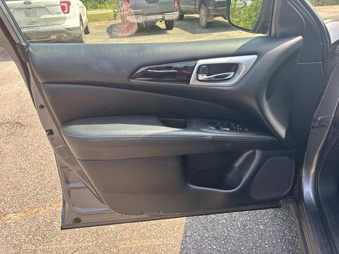 Used 2019 Nissan Pathfinder S AWD/4WD image 25