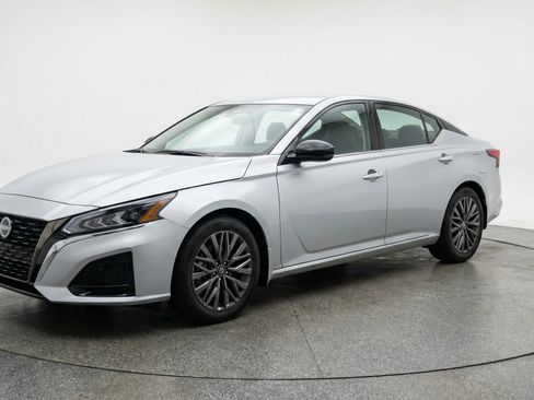 Used 2025 Nissan Altima 2.5 SV image 3