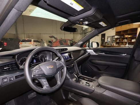Certified 2025 Cadillac XT5 Premium Luxury image 9