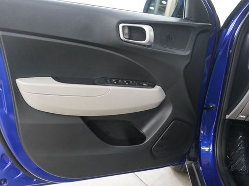 Used 2023 Hyundai Venue SEL FWD image 18