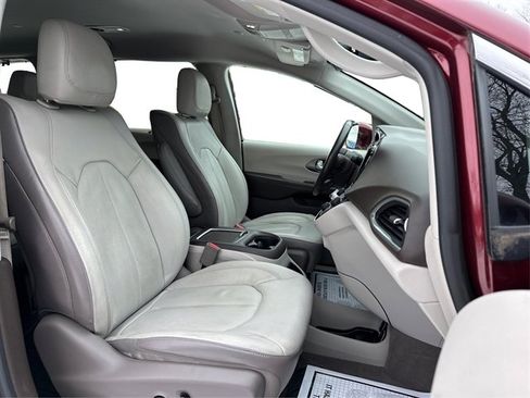 Used 2018 Chrysler Pacifica Touring-L Plus image 52