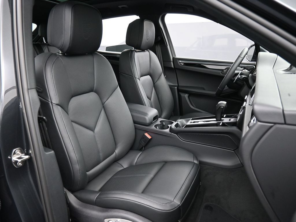 Certified 2026 Porsche Macan AWD/4WD image 31