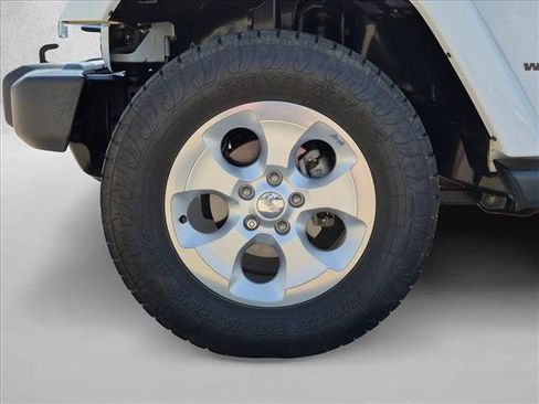 Used 2015 Jeep Wrangler Unlimited Sahara w/ Dual Top Group AWD/4WD image 23