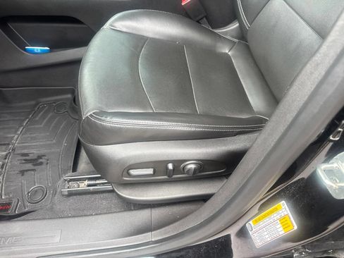 Used 2022 GMC Terrain SLT w/ LPO, Floor Liner Package AWD/4WD image 14