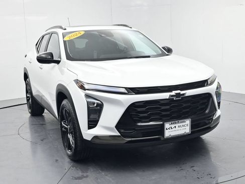 Used 2024 Chevrolet Trax ACTIV w/ Sunroof Package FWD image 2