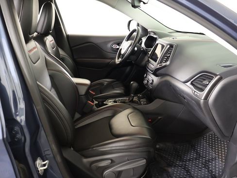 Used 2019 Jeep Cherokee Trailhawk w/ Cold Weather Group image 27