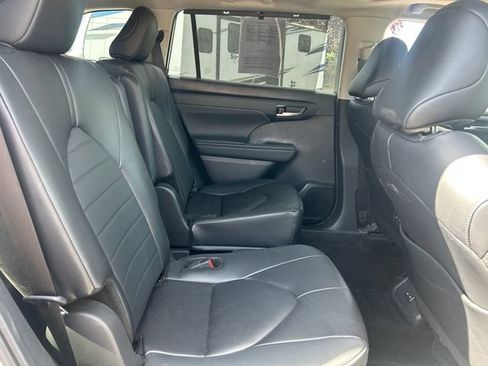 Used 2024 Toyota Highlander XLE FWD image 36