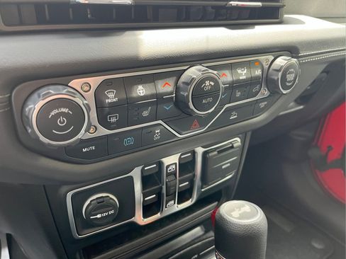 Used 2025 Jeep Wrangler Unlimited Sahara AWD/4WD image 19