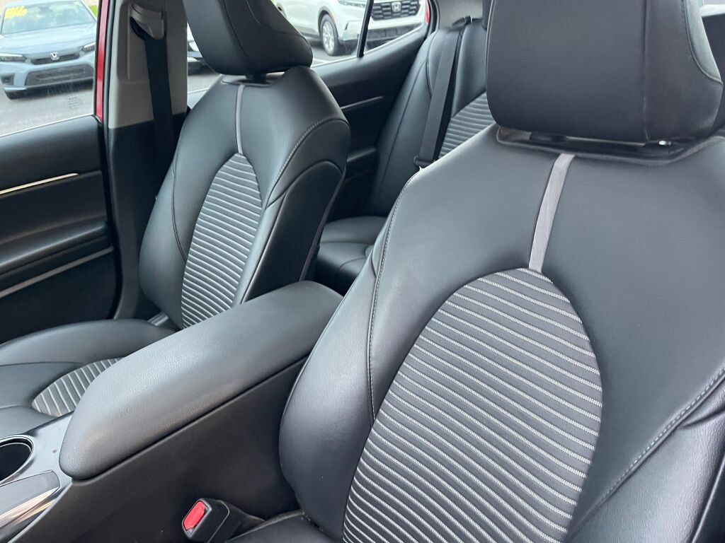 Used 2020 Toyota Camry SE FWD image 6