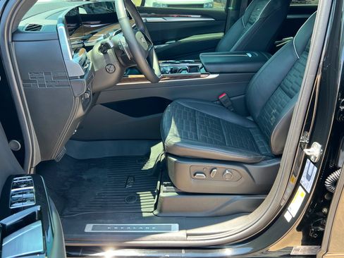 Used 2025 Cadillac Escalade Sport Platinum w/ LPO, ONYX Package AWD/4WD image 18