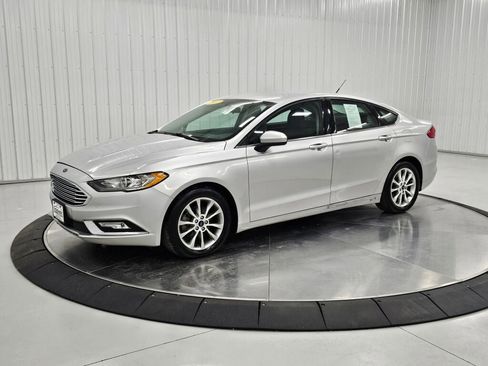 Used 2017 Ford Fusion SE w/ Fusion SE Technology Package FWD image 1