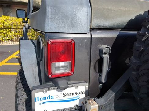 Used 2017 Jeep Wrangler Unlimited Sahara w/ Connectivity Group image 13