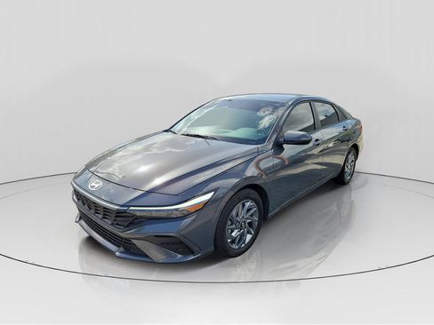 Used 2024 Hyundai Elantra SEL FWD image 3