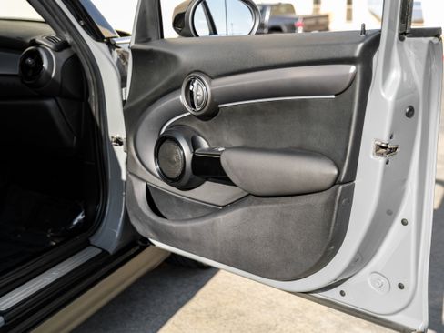 Used 2022 MINI Cooper 4-Door Hardtop w/ Signature Upholstery Package image 41