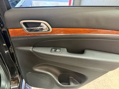 Used 2012 Jeep Grand Cherokee Overland AWD/4WD image 23
