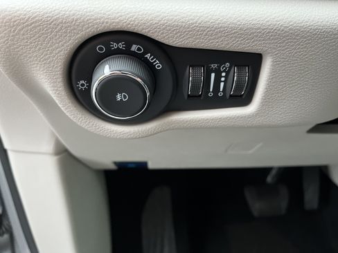 Used 2024 Chrysler Pacifica Touring-L FWD image 17