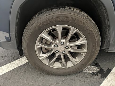 Used 2019 Jeep Cherokee Latitude Plus w/ Trailer Tow Group image 9