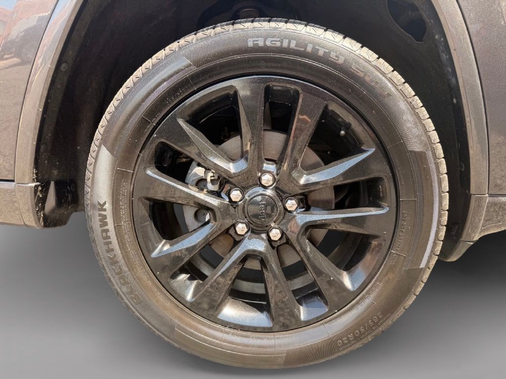 Used 2017 Jeep Grand Cherokee Altitude AWD/4WD image 4