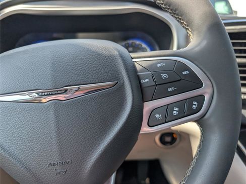 Used 2023 Chrysler Pacifica Touring-L FWD image 25