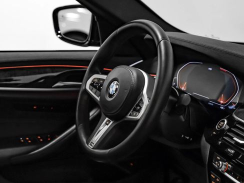 Used 2020 BMW 530i xDrive w/ M Sport Package AWD/4WD image 10