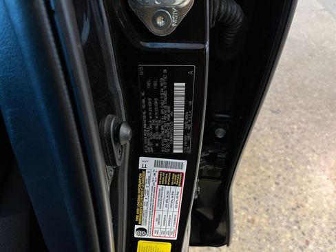 Used 2025 Toyota Highlander LE FWD image 31