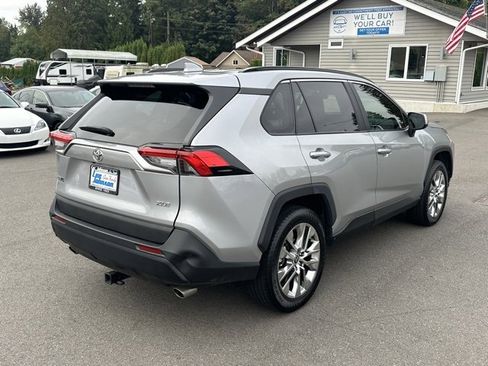Used 2021 Toyota RAV4 XLE Premium image 9