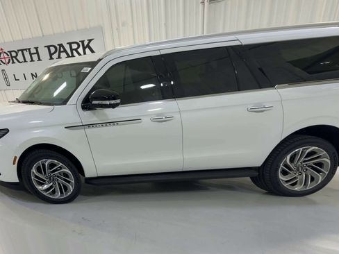 New 2026 Lincoln Navigator L Premier AWD/4WD image 5