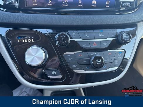 Used 2023 Chrysler Pacifica Touring-L image 31