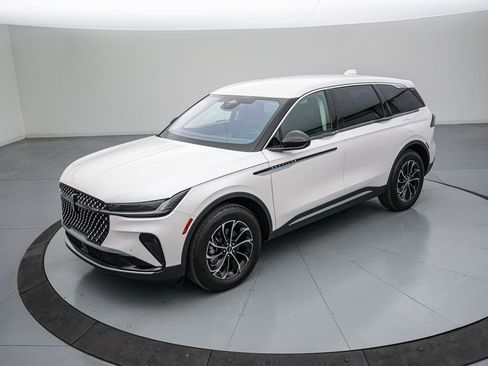 Used 2025 Lincoln Nautilus Premier image 8