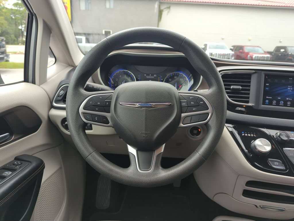 Used 2018 Chrysler Pacifica L FWD image 16