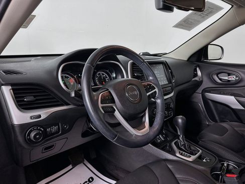 Used 2018 Jeep Cherokee Latitude Plus w/ Comfort/Convenience Group image 11