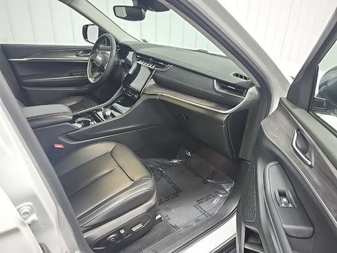 Used 2023 Jeep Grand Cherokee L Limited AWD/4WD image 18