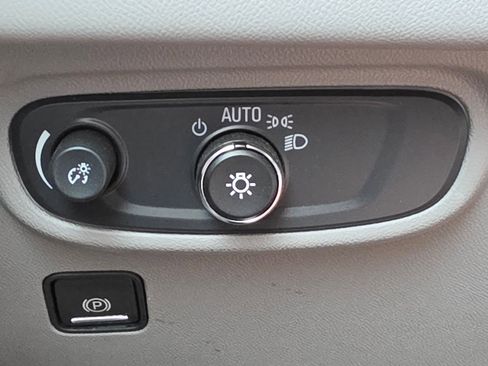 Used 2024 GMC Terrain SLE w/ Driver Convenience Package image 10