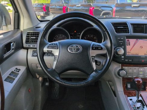 Used 2012 Toyota Highlander Limited w/ Tow Pkg FWD image 16