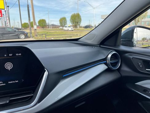 Used 2025 Chevrolet Trax LT image 34