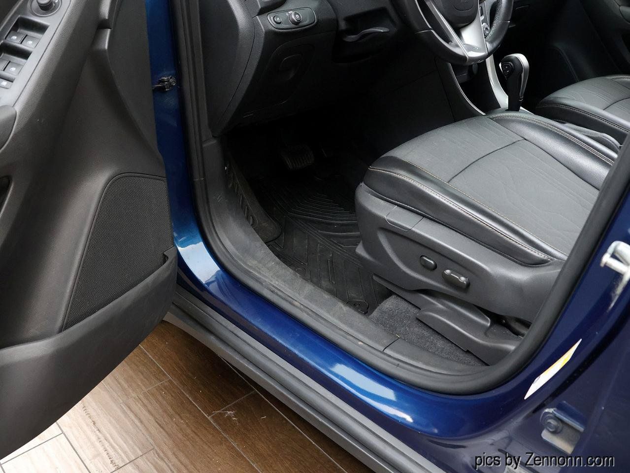 Used 2020 Chevrolet Trax LT w/ LT Convenience Package FWD image 25