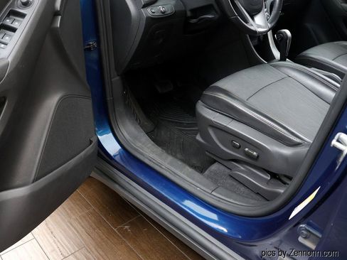 Used 2020 Chevrolet Trax LT w/ LT Convenience Package FWD image 25