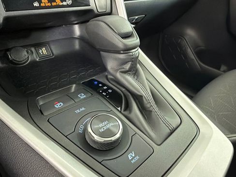 Used 2025 Toyota RAV4 XLE w/ Convenience Package image 32