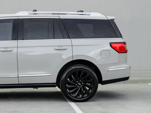Used 2021 Lincoln Navigator Reserve AWD/4WD image 19