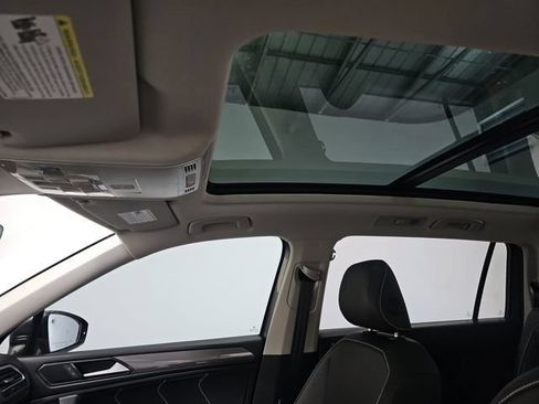 Used 2023 Volkswagen Tiguan SE w/ Panoramic Sunroof Package FWD image 11