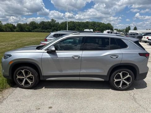 Used 2025 Volkswagen Tiguan SE AWD/4WD image 2