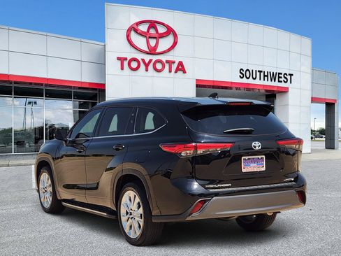 Used 2022 Toyota Highlander Limited FWD image 4