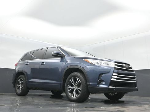 Used 2018 Toyota Highlander LE AWD/4WD image 10