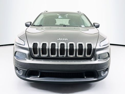 Used 2017 Jeep Cherokee Latitude image 2