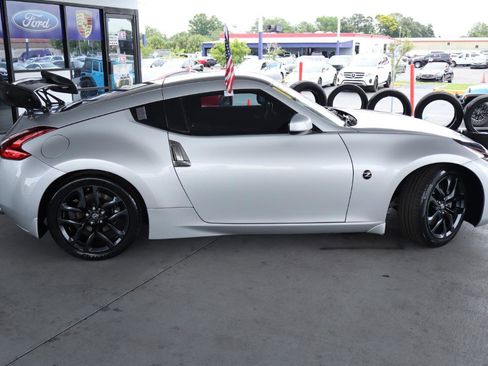 Used 2019 Nissan 370Z Coupe RWD image 4